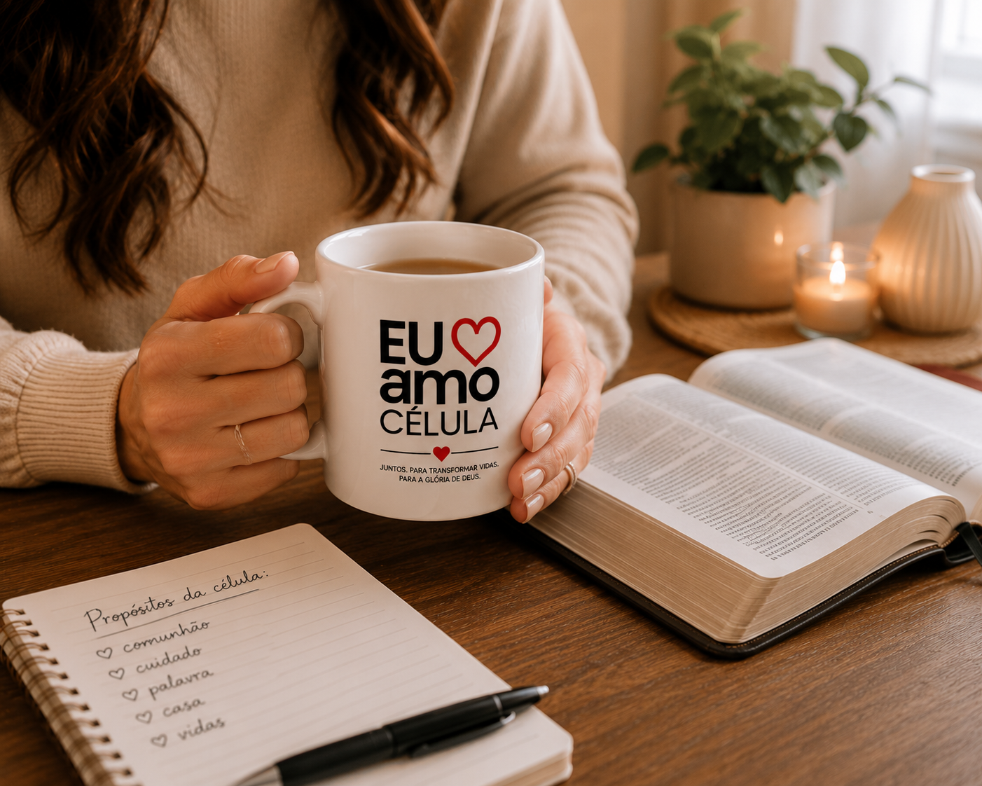 Mulher segurando a caneca EU AMO CÉLULA ao lado de uma Bíblia aberta